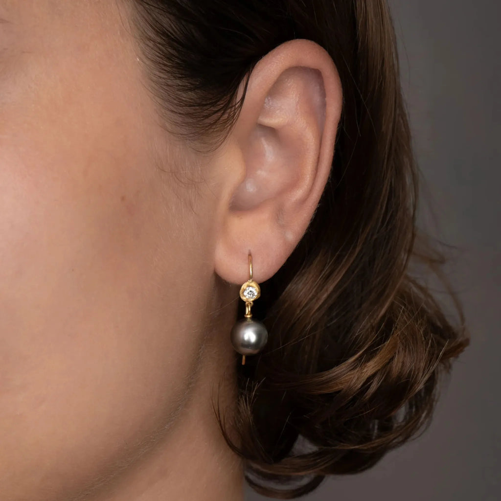 VEGA SOUFFLE ØRERINGE TAHITIPERLER OG BRILLANTER