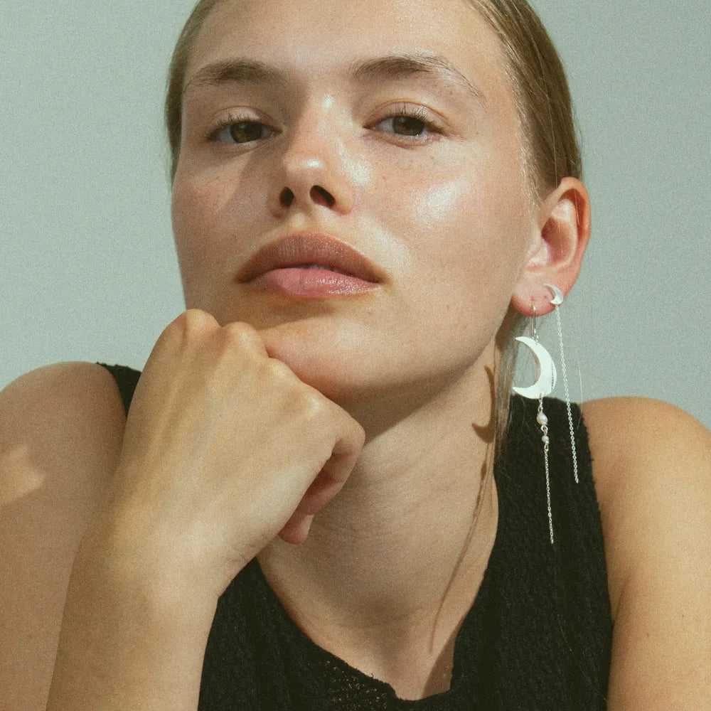 HALF MOON EARRING PEARL CHAIN SØLV