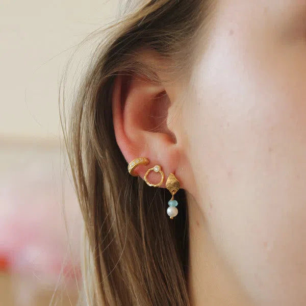 PETIT WAVY CIRCLE EARRING WITH STONE GOLD