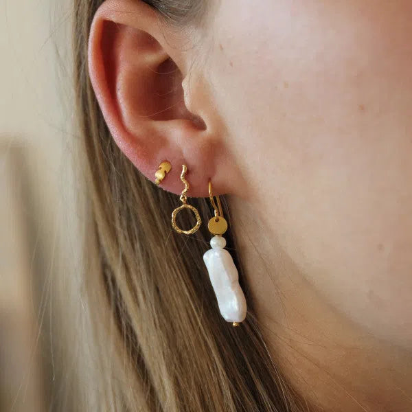 PETIT WAVY DANGLING CIRCLE EARRING GOLD