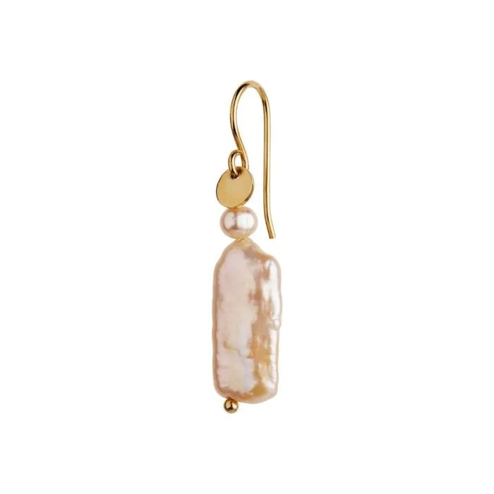 STINE A LONG BAROQUE PEARL ØRERING FORGYLDT